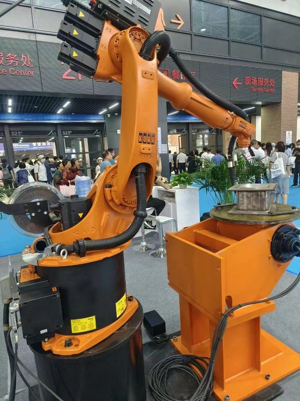 KUKA KR 16 L6 เป็นแขนหุ่นยนต์ที่มีภาระประโยชน์ต่ําขนาดยาว มีตัวขยายแขนที่ขยายความกว้างไปถึง 1911 มิลลิเมตร