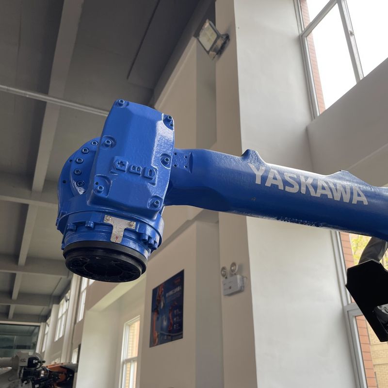 โปรแกรมคอมพิวเตอร์ ใช้หุ่นยนต์ YASKAWA ขนาด 50 กิโลกรัม รับมือวัสดุ การตัดพลาสมา
