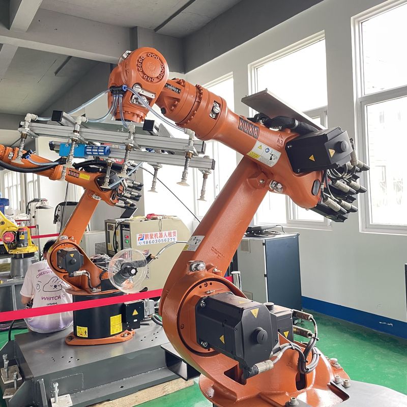 KUKA Kr16 อาร์คเวลดร็อบโต้ พร้อมเครื่องควบคุม XP การบรรจุและการปลดของชิ้นส่วน การจัดการของชิ้นส่วน อุตสาหกรรมหุ่นยนต์แขน