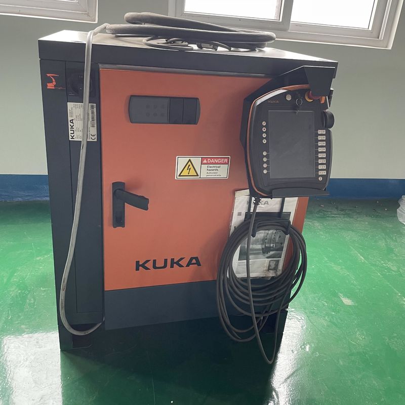 KUKA Kr16 อาร์คเวลดร็อบโต้ พร้อมเครื่องควบคุม XP การบรรจุและการปลดของชิ้นส่วน การจัดการของชิ้นส่วน อุตสาหกรรมหุ่นยนต์แขน