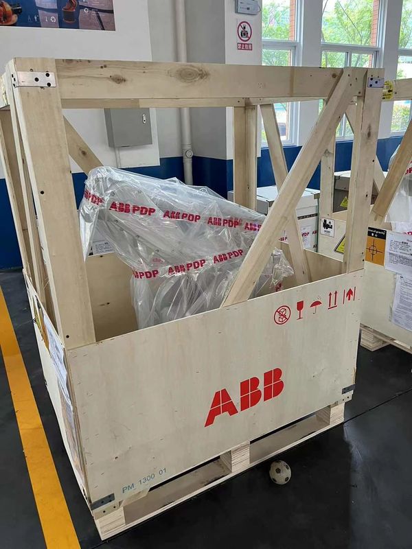 NEW ABB IRB 2600 M2004 20/12 -1.65/1.85 20kg การปั่นเส้นโค้ง การปั่นเครื่องพิมพ์ การบรรทุกและลดของชิ้นส่วน การแปรรูป