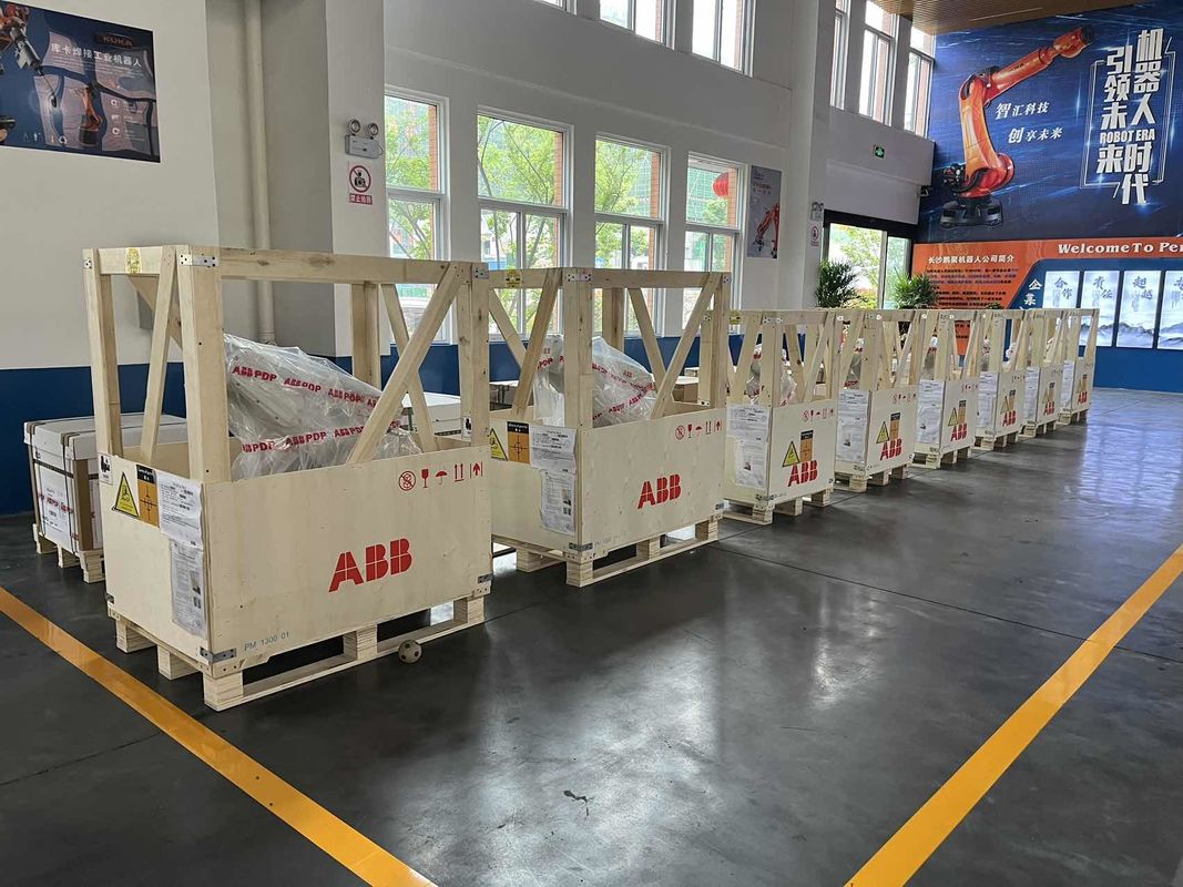 NEW ABB IRB 2600 M2004 20/12 -1.65/1.85 20kg การปั่นเส้นโค้ง การปั่นเครื่องพิมพ์ การบรรทุกและลดของชิ้นส่วน การแปรรูป