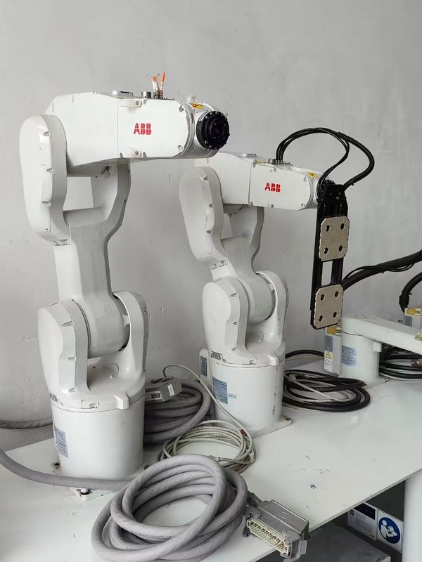 ABB IRB 1200 (5/0.9) หุ่นยนต์สําหรับการจัดการของชิ้นส่วน การเคลือบ การวัด การประกอบของชิ้นส่วน