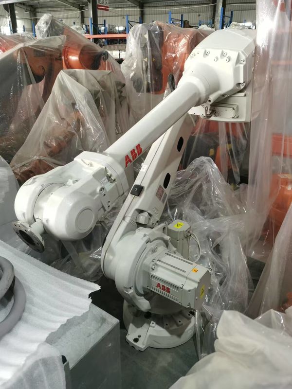 โรบอต ABB ที่ใช้ 6 แกน แขนหุ่นยนต์ IRB 4600-40/2.55 ด้วยความกว้าง 2550 มิลลิเมตร และความจุ 40 กิโลกรัม สําหรับการปั่น การตัด การจัดจําหน่าย และการชักเครื่อง