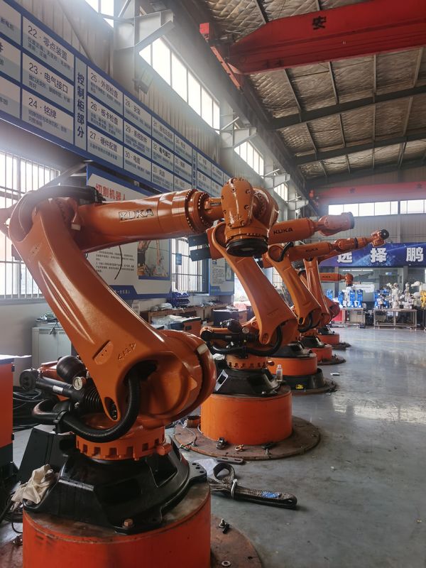 KUKA KR300 R2500 Ultra 300kg Payload 2500mm Reach ใช้หุ่นยนต์ KUKA ด้วยความซ้ํา ±0.1 มม และ Kuka โปรแกรมการบรรจุหุ่นยนต์ การจัดการ การบด การบด
