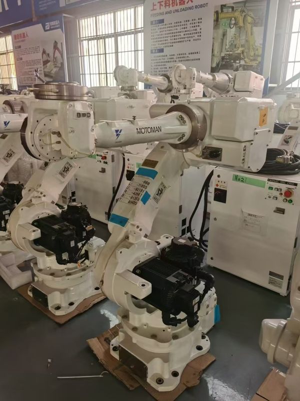 แขนหุ่นยนต์มือสองสีส้มพร้อมคอนโทรลเลอร์ C4 และระยะการทำงาน 1904 มม. ออกแบบมาเพื่อประสิทธิภาพในหุ่นยนต์อุตสาหกรรม