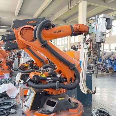 แขนหุ่นยนต์ 6 แกนที่ใช้ในอุตสาหกรรม KUKA KR210 สำหรับการเชื่อมบนแท่นวางสินค้า